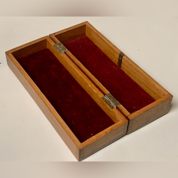 Late 19th Century Hand Carved Finger Jointed Wheeler & Wilson Sewing Machine Box - Picture 12 of 15